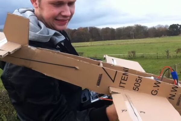 NAPRAVILI SU AVION OD KARTONA I UKLJUČILI SNIMANJE: Ovo će vam vratiti veru u čovečanstvo! (VIDEO)