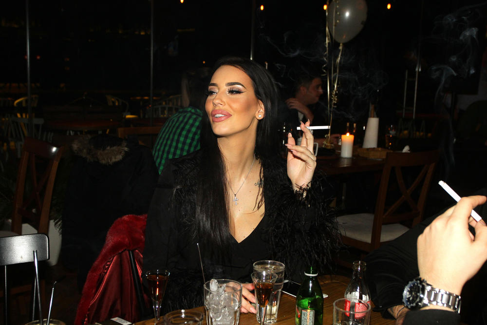 Ipak ne može da prestane da puši cigarete  