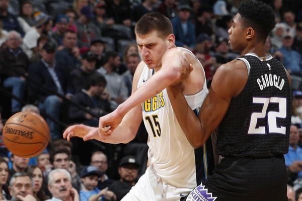 NAJBOLJI STRANAC KOJI JE IKAD ZAIGRAO U NBA: Jokić opet stigao Čemberlena i došao na korak od nove stranice istorije! (FOTO) (VIDEO)