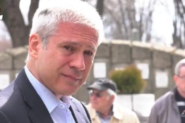 POGLEDAJTE KAKO BORIS TADIĆ PLAČE NA GROBU ZORANA ĐINĐIĆA: Bivši predsednik obnevideo od suza (VIDEO)