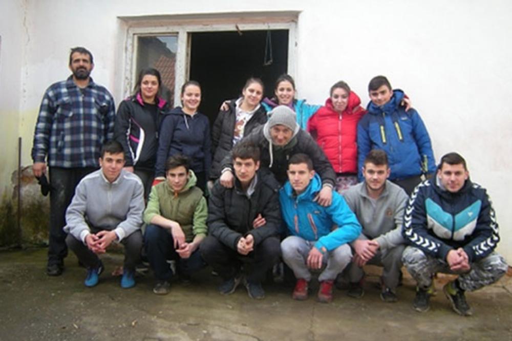 DRAGOLJUBA (16) ŽIVOT NIJE MAZIO, OSTAO JE BEZ OCA I MAJKE, A ODRASTAO BEZ STRUJE: A onda je CELO SELO stalo uz ovog MOMKA! (FOTO)