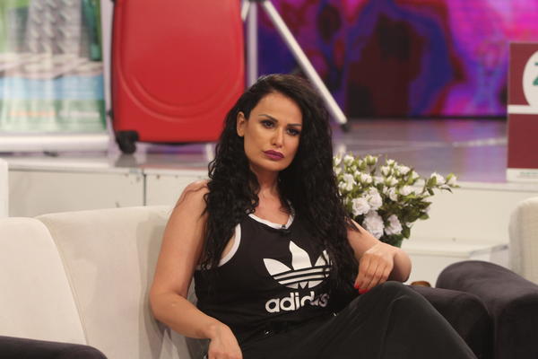 SAD ZNAMO NA KOGA JE PRELEPA: Indi pokazala kako izgleda njena majka, malo je reći da je BRUTALNO DOBRA RIBA (FOTO)