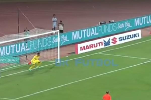 BRATE, IZVINI ŠTO SAM TI DAO GOL! Indijac panjenkom ponizio golmana, a zatim se sažalio na njega! (VIDEO)