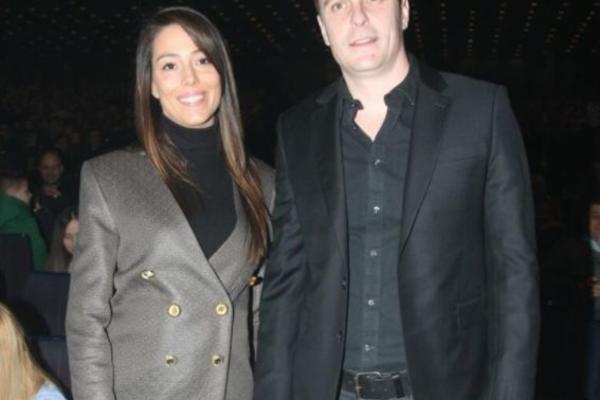 NAJPOŽELJNIJEM SRPSKOM NEŽENJI ZVONE SVADBENA ZVONA?! Nova devojka Vuka Kostića se uselila glumcu u stan! (FOTO)