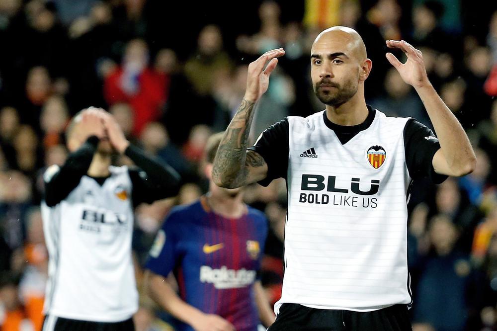 ON BAŠ NEMA SRAMA! Italijanski reprezentativac jurcao za protivnikom da bi se nabo na njegov lakat i dobio isključenje!(FOTO) (VIDEO)