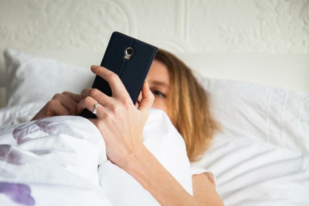 Uzimanje mobilnog telefona u ruke čim otvoriš oči je grozna navika  