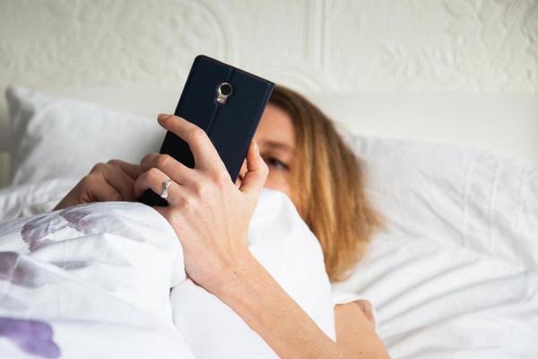 OVA STVAR KOJU BAŠ SVI IMAMO U KUĆI ZRAČI VIŠE NEGO TELEFON! Jako je opasno po ZDRAVLJE, a mnogi to ne znaju!