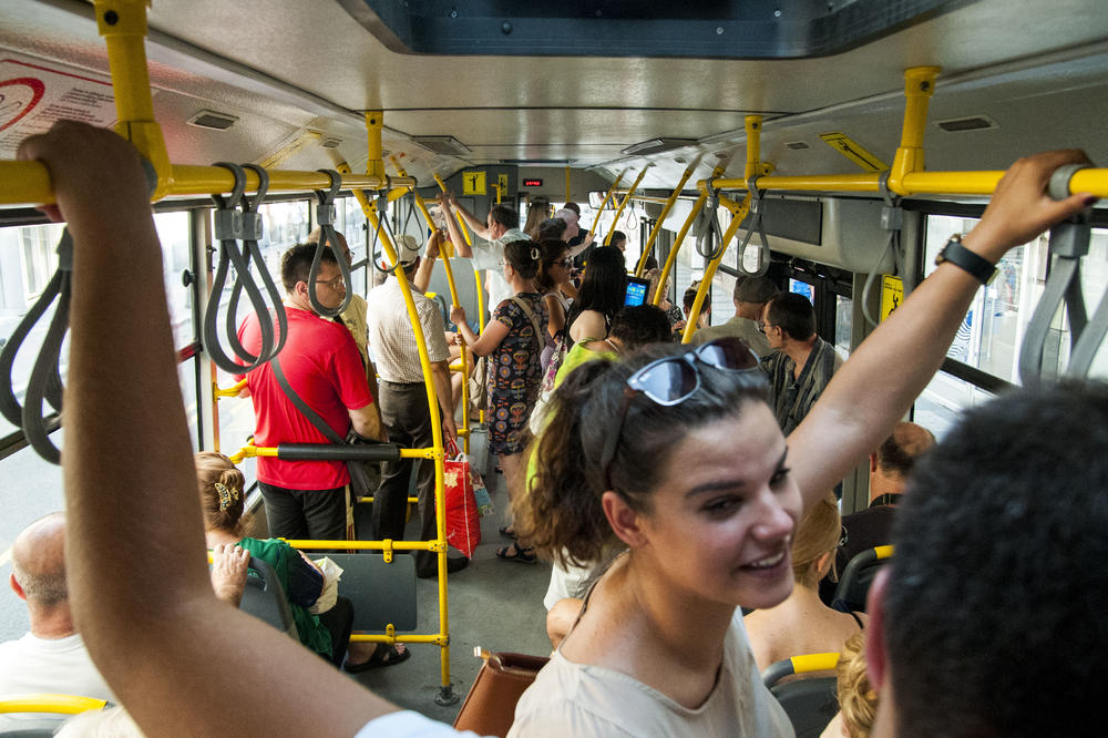"U PUN BUS ULAZI ŽENA SA BOLESNIM DETETOM I...": Beograđanina razbesnela scena iz gradskog prevoza! (FOTO)