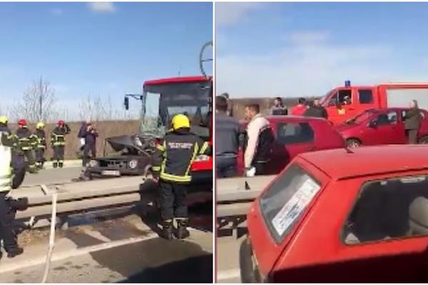 TEŠKA SAOBRAĆAJNA NESREĆA NA NOVOM OBRENOVAČKOM PUTU: Golf podleteo pod autobus, ima poginulih! (VIDEO)