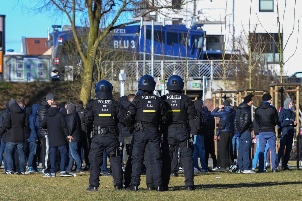 SRBI I BOSANCI SE TUKLI BEJZBOL PALICAMA: Masovna tuča ispred Mekdonaldsa u Nemačkoj!