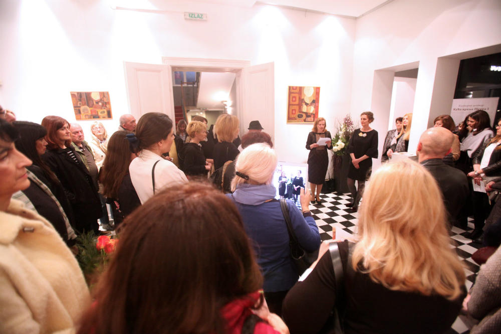 IZLOŽBA RAZUM I OSEĆANJA: Slike i asamblaži Ivane Martić, uz violinu ArtLink virtuoza (FOTO)