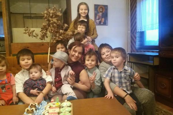 MAJA IMA 37 GODINA, 11 DECE I POSAO! Majka iz Kraljeva se nikad ne žali, a evo kako izgleda njen dan!