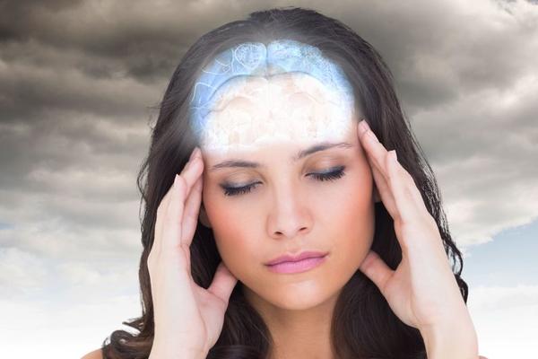 DREMATE POPODNE? DRHTE VAM RUKE KAD PIJETE KAFU? Bezazleni simptomi koji mogu da ukazuju na rak mozga