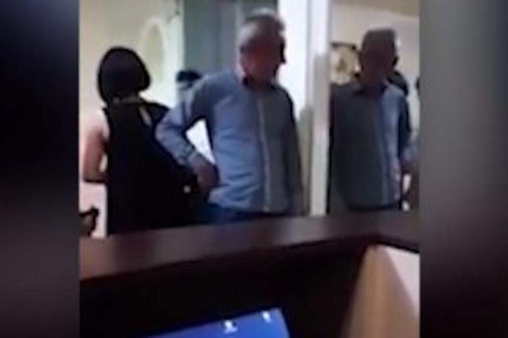 VIDEO KOJI JE NASMEJAO CEO SVET: Pijanac video sebe u ogledalu, a ono što je uradio DOVEŠĆE VAS DO SUZA (VIDEO)