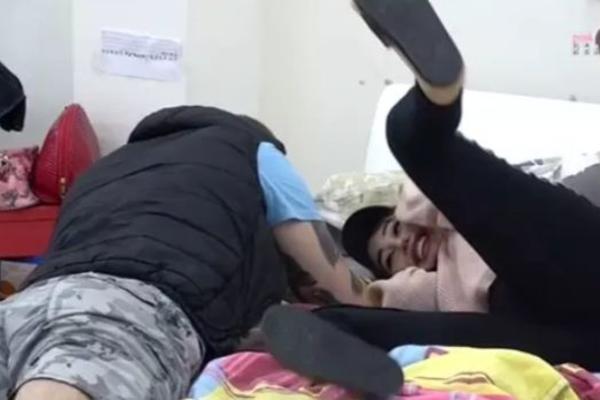 BAHANALIJE U KREVETU: On jednostavno ne može da se kontroliše, a sad je to i pokazao! (VIDEO)