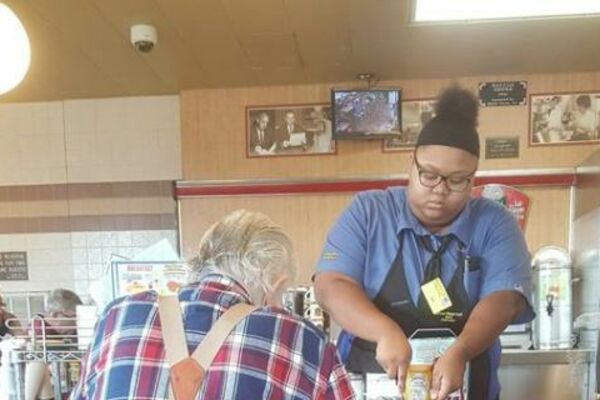 URADILA JE NEŠTO NEVEROVATNO LEPO ZA NEMOĆNOG STARCA: A onda je sačekalo iznenađenje kakvom se nije nadala! (VIDEO)