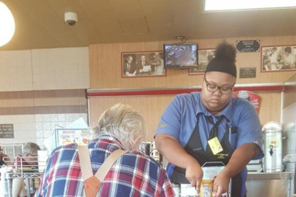 URADILA JE NEŠTO NEVEROVATNO LEPO ZA NEMOĆNOG STARCA: A onda je sačekalo iznenađenje kakvom se nije nadala! (VIDEO)