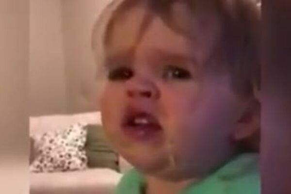 BEBA JE PO PRVI PUT PROBALA VASABI: Njena reakcija će vas oduševiti! (VIDEO)