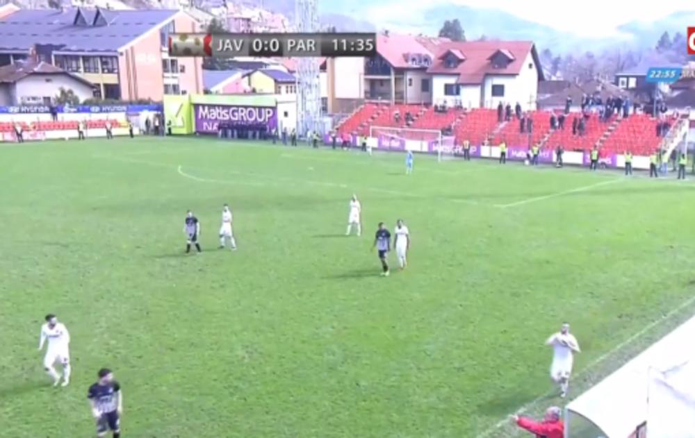 Prazna tribna gde su obično Grobari  