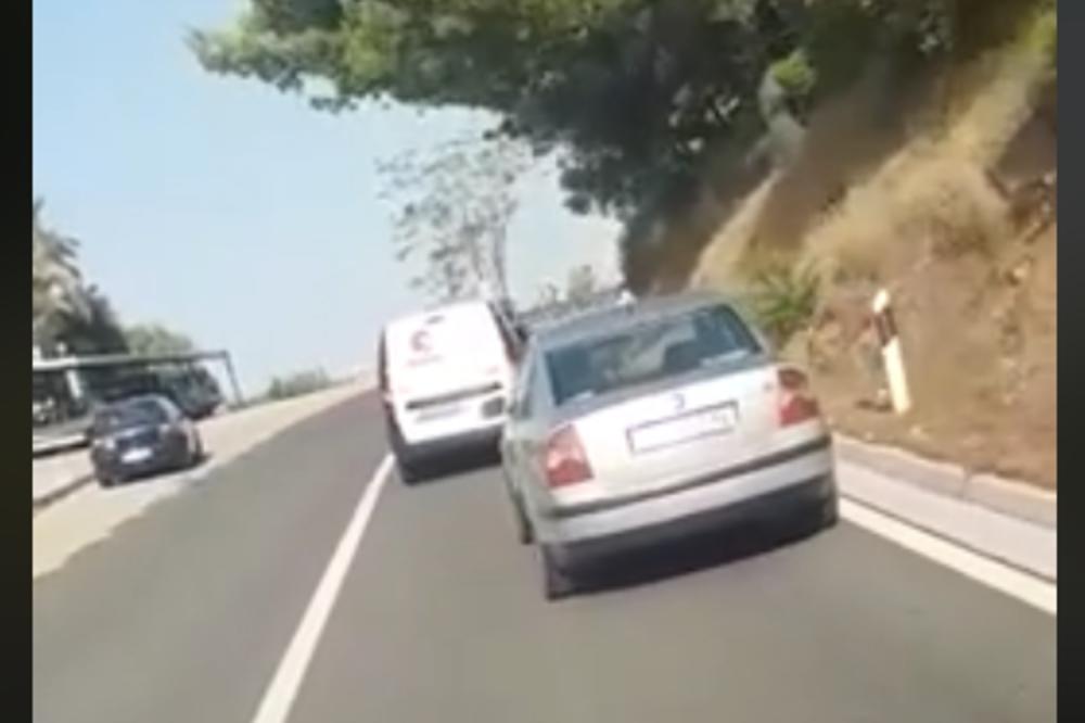 PRETICAO KOLONU VOZILA U KRIVINI, PA SE ISPRED NJEGA NAŠAO JOŠ LUĐI VOZAČ: Pukom srećom je izbegnuta strašna nesreća! (VIDEO)