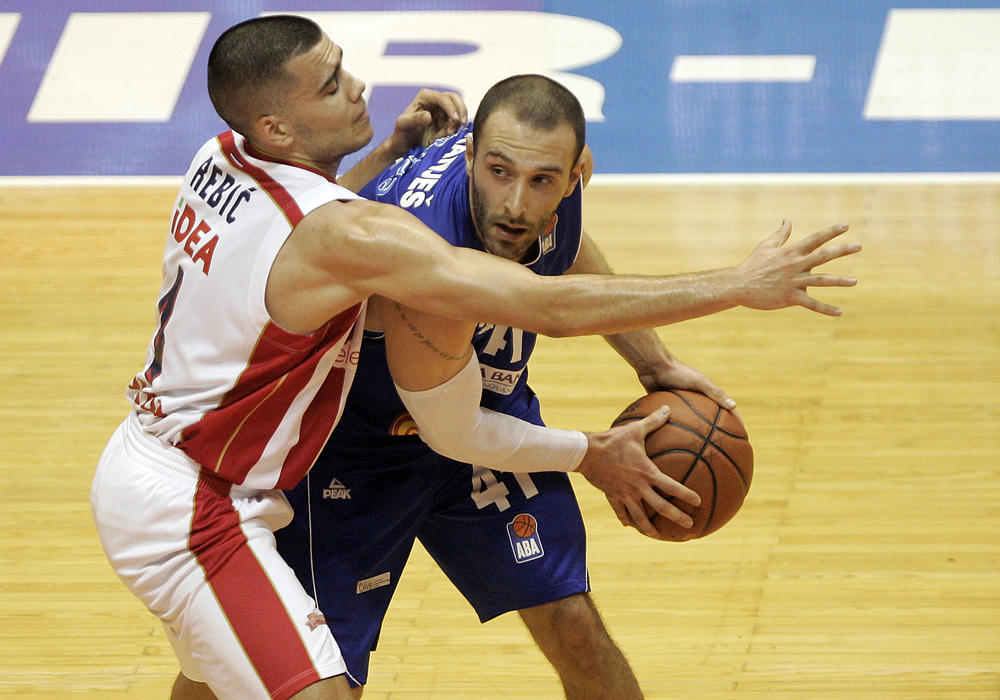 Nemanja Vranješ u duelu sa Rebićem dok je igrao u Zvezdi  