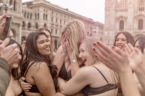 ONE IMAJU VIŠAK KILOGRAMA I NE STIDE SE SVOG TELA: Revija PLUS SIZE modela u Milanu oduševila svet! (FOTO)