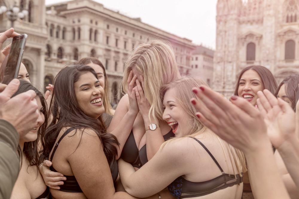 ONE IMAJU VIŠAK KILOGRAMA I NE STIDE SE SVOG TELA: Revija PLUS SIZE modela u Milanu oduševila svet! (FOTO)