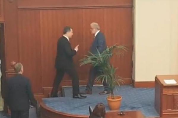 INCIDENT U PARLAMENTU! Umalo tuča Gruevskog i Džaferija u Sobranju! Između njih je stalo obezbeđenje, a ovako je sve počelo! (VIDEO)