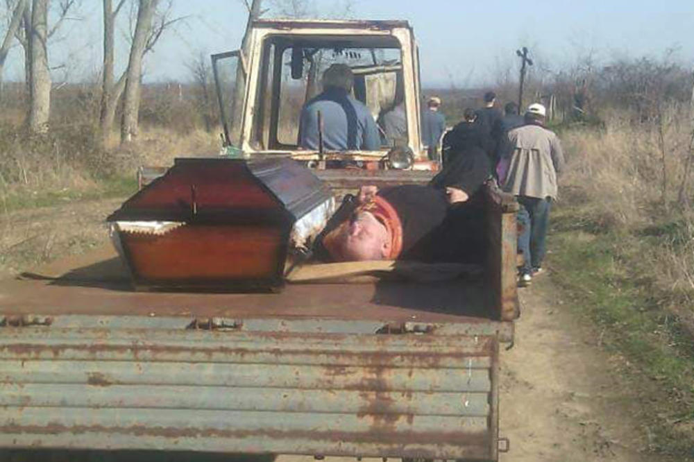 OVO MOŽE SAMO U SRBIJI: Pop se NAPIO pa zaspao kao top, povezli ga na prikolici sa POKOJNIKOM! (FOTO)
