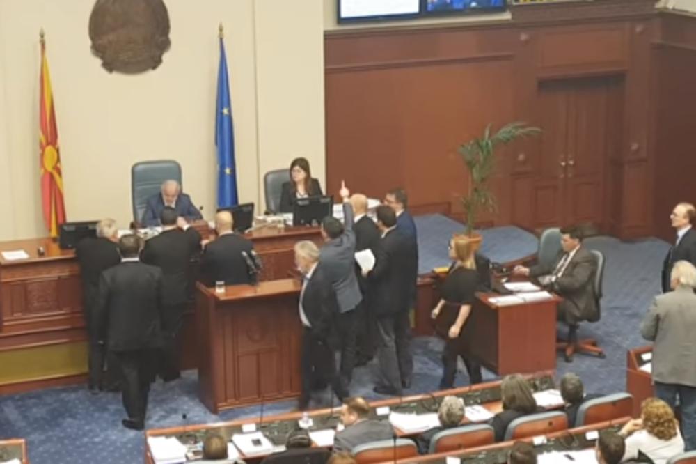 ŠTA SE OVO DESILO U PARLAMENTU SEVERNE MAKEDONIJE? TOALNI HAOS!