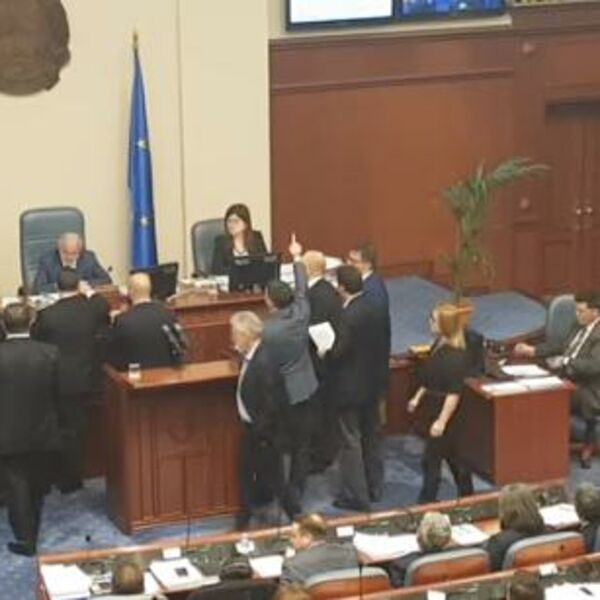 ŠTA SE OVO DESILO U PARLAMENTU SEVERNE MAKEDONIJE? TOALNI HAOS!
