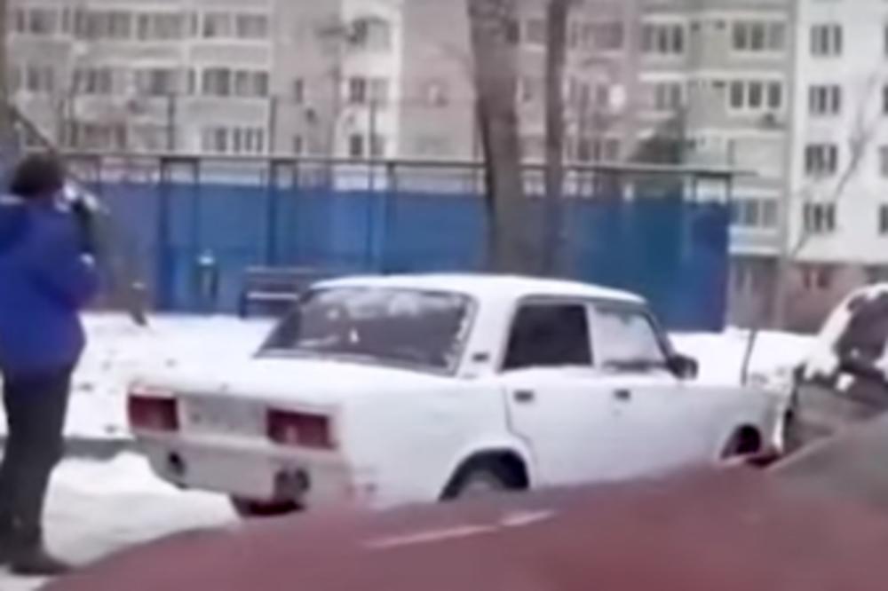 BAHATI VOZAČ ZAUZEO DVA PARKING MESTA: Onda ga je sačekala BRUTALNA OSVETA! (VIDEO)