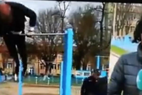 RADI ZGIBOVE KAO BRUS LI: Ovo je NAJJAČI POLITIČAR NA SVETU, a PRVI NAM JE KOMŠIJA! (VIDEO)