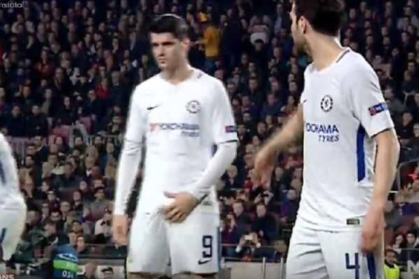 ZATO NIKAD NEĆE BITI VELIKI IGRAČ!  Alvaro Morata hvatanjem za genitalije odgovorio navijačima Barse na uvrede sa tribina! (FOTO)