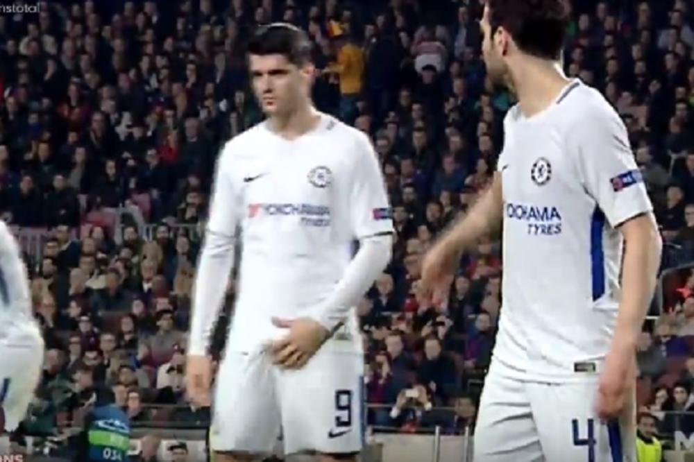 ZATO NIKAD NEĆE BITI VELIKI IGRAČ!  Alvaro Morata hvatanjem za genitalije odgovorio navijačima Barse na uvrede sa tribina! (FOTO)