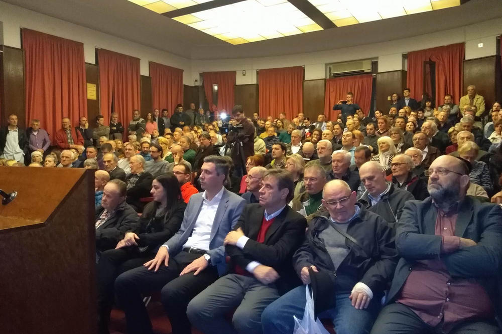 LJUDI, POJAVIO SE KOŠTUNICA! Našli smo ga na javnom događaju, i to u kakvom društvu! (FOTO)