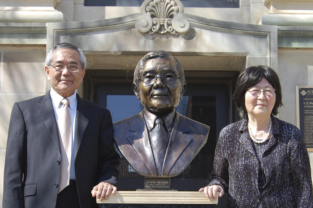 ČUVENI NOBELOVAC DOŽIVEO UŽASNU TRAGEDIJU: Pronašli su ga kako luta pored deponije, a njegovu suprugu mrtvu!