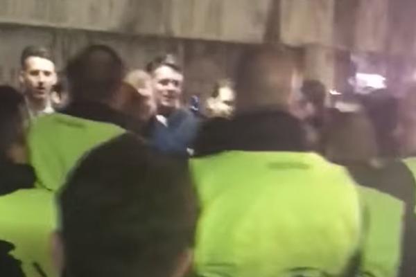 Navijači Čelsija su u Barseloni uzvikivali najgoru moguću uvredu! Posle toga je krenulo brutalno pendrečenje, tukli su i decu! (VIDEO)