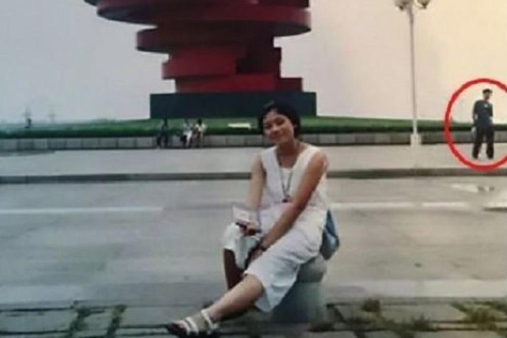 BILO JE SUĐENO: Muž našao fotografiju svoje žene nastalu 11 godina pre nego što su se venčali, a ŠOKIRALO ga je ono što je na njoj video! (FOTO)