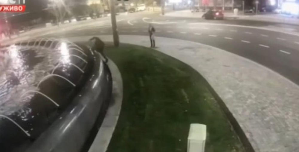 Snimak kada je ubačen deterdžent u fontanu 