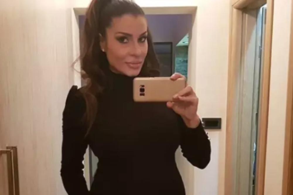 Dva meseca posle porođaja Mia Borisavljević je BOMBA! Okrenula nam guzu, digla nogu, obliće vas znoj od selfija iz lifta! (FOTO)