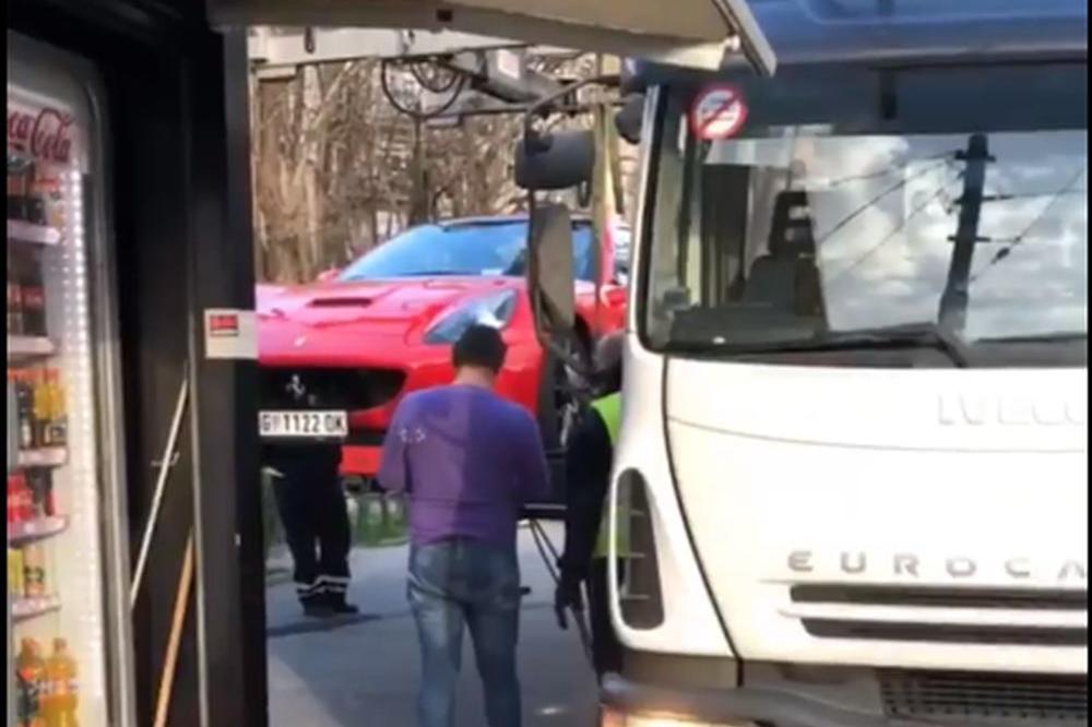 PRVO GA PODIGLI, PA GA SPUSTILI: Pauk došao po BAHATO PARKIRANI FERARI, a završio bez ulova USRED BEOGRADA! (FOTO)