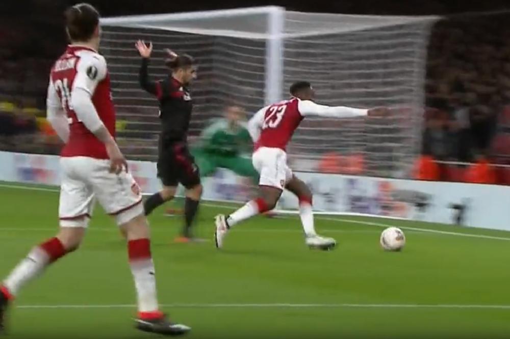 KRIMINAL U LIGI EVROPE! Sudija svirao presmešan penal za Arsenal! (VIDEO)