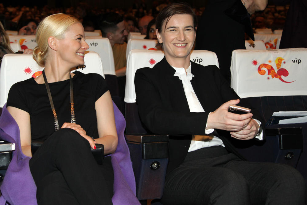 LEPA DOKTORKA OSMEHOM I STILOM MAMILA POGLEDE: Devojka premijerke Brnabić BLISTALA NA FESTIVALU IGRE