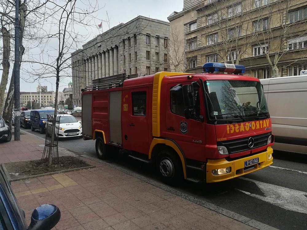 I vatrogasci čekaju pred zgradom