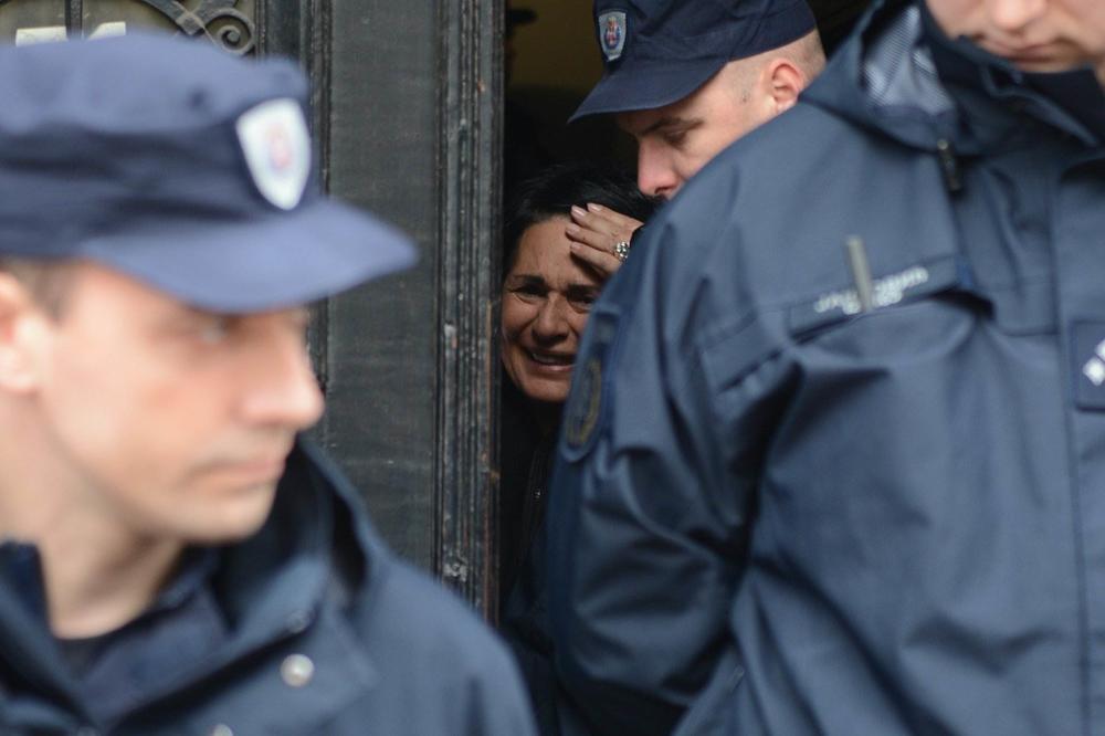 Žena je zarobljenik u zgradi