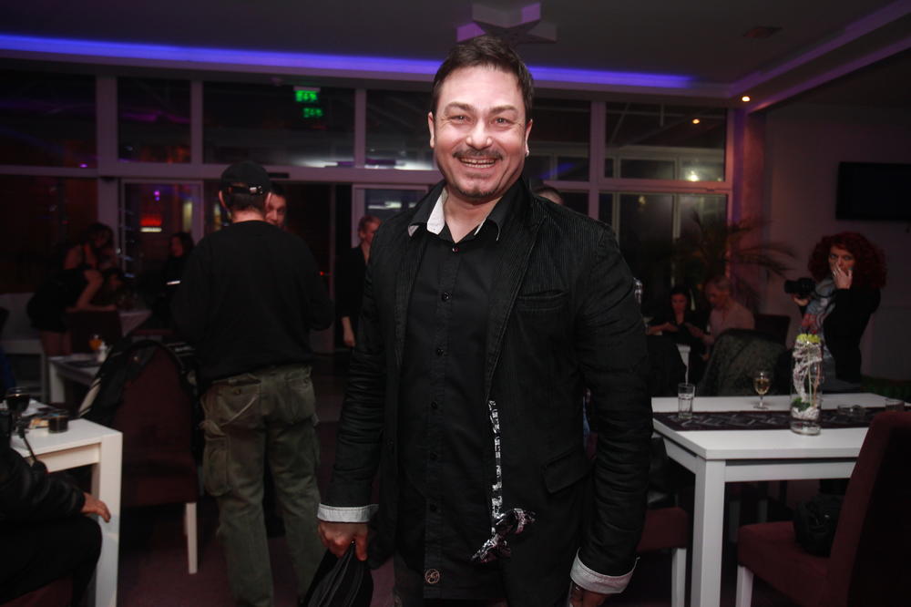 PEVAČ NAPADNUT U CENTRU BEOGRADA: Udario me je više puta i pretio da će da mi ZAPALI AUTO!