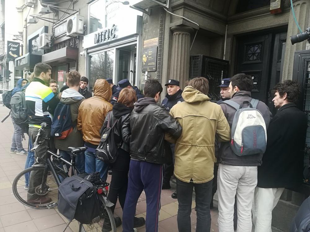 Živi zid koji brani iznošenje stvari