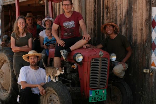 Holanđanin i Nemica sa decom na srpskim ORANICAMA: Oživeli selo kraj Šapca, a bave se POLJOPRIVREDOM BUDUĆNOSTI (FOTO)