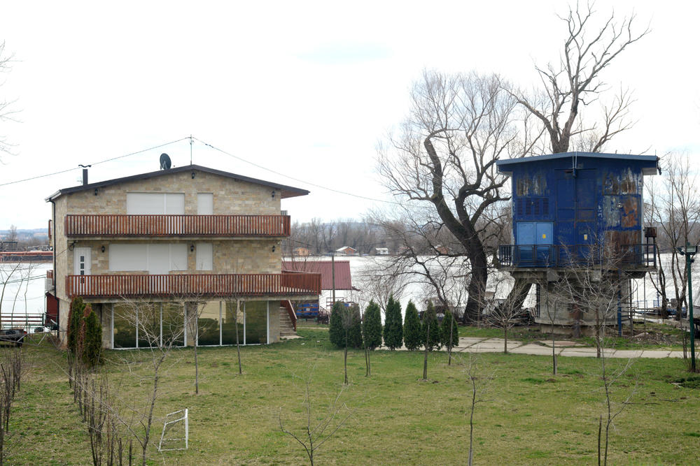 Zidana kuća, pored  reni - bunara  